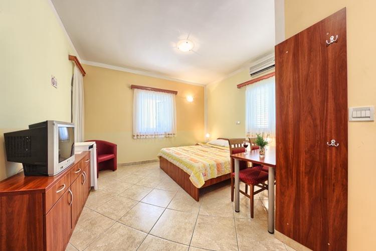 Apartments & Rooms Ruzmarin Рогозница Экстерьер фото