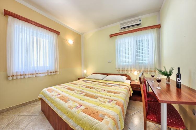 Apartments & Rooms Ruzmarin Рогозница Экстерьер фото
